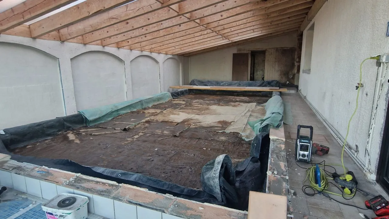 Piscine intérieure avant rénovation