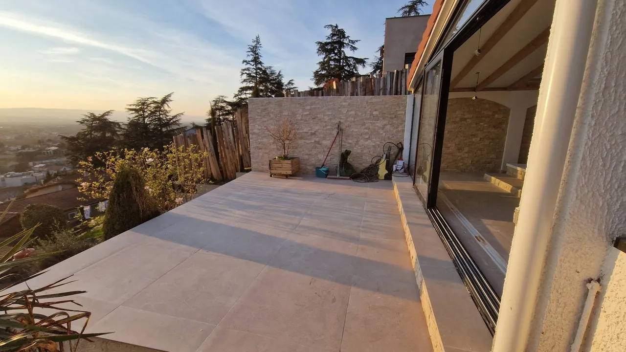 Terrasse extérieure en grès cérame terminée avec vue