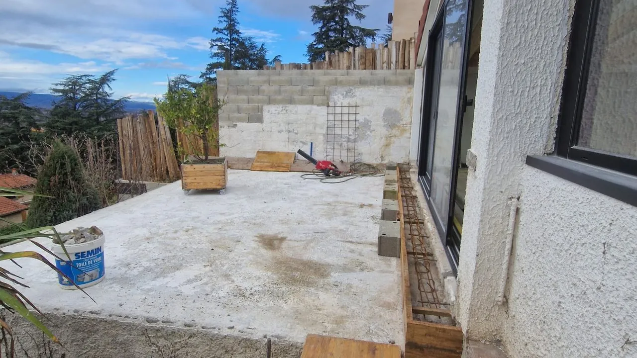 Terrasse extérieure avant : dalle béton en construction