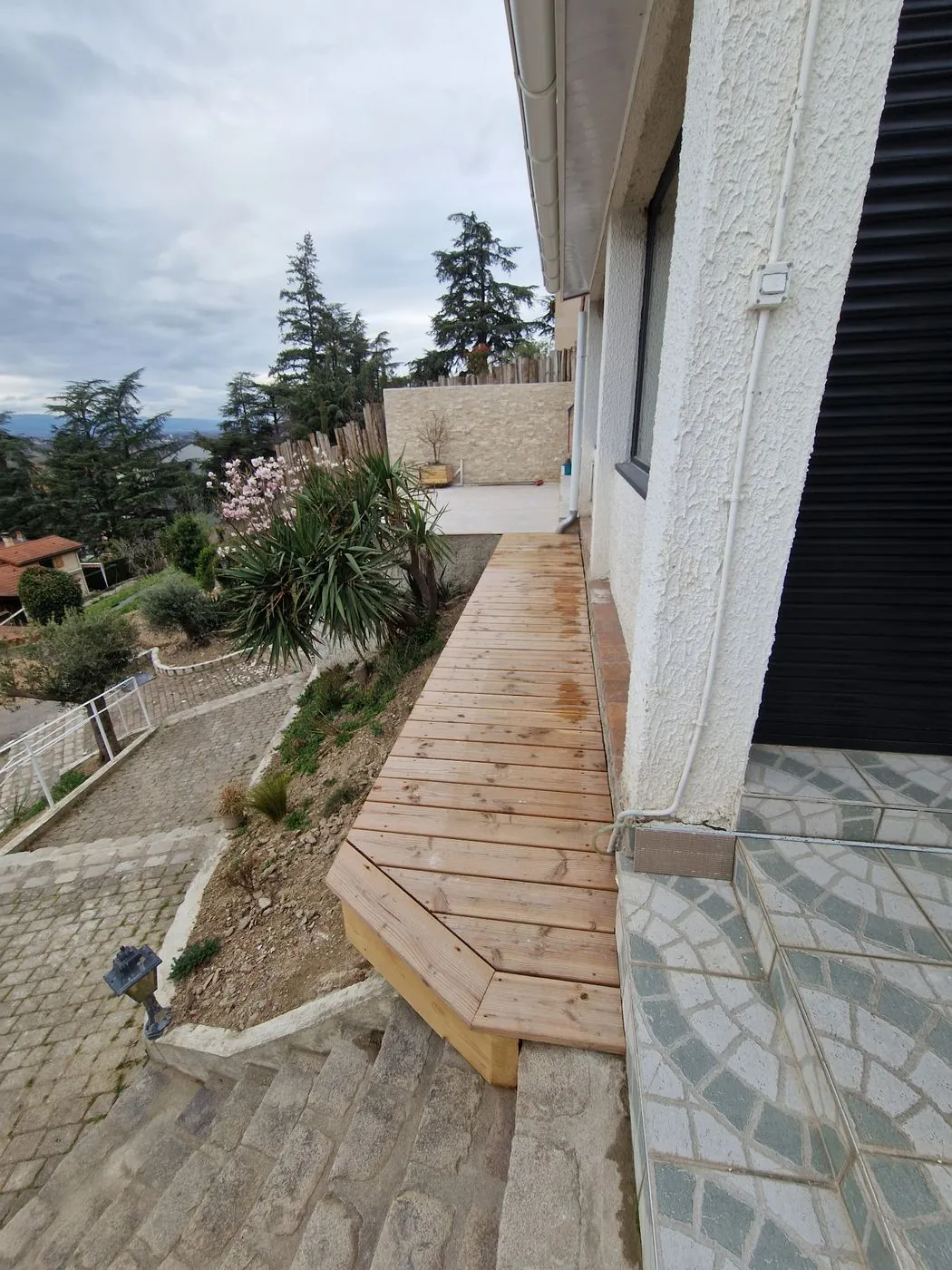 Passerelle en bois le long de la maison.