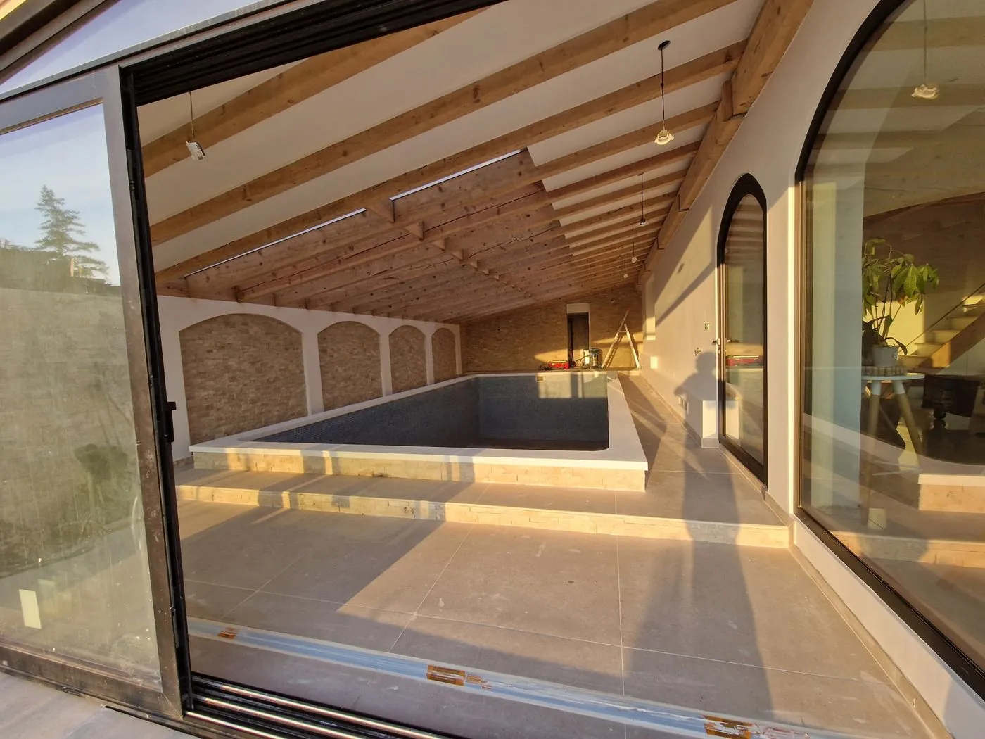 Piscine intérieure : autre vue du bassin.