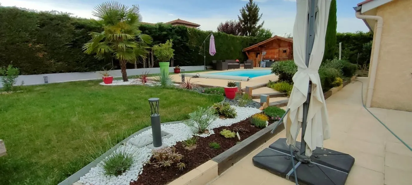 Aménagement autour d'une piscine avec palmiers.