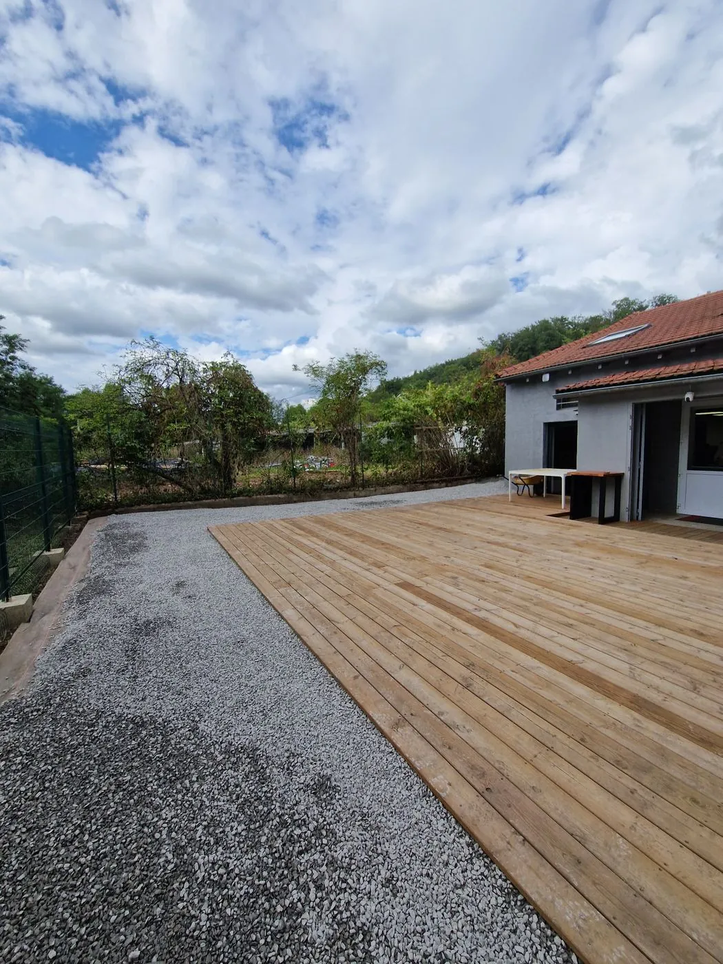 Grande terrasse en bois.