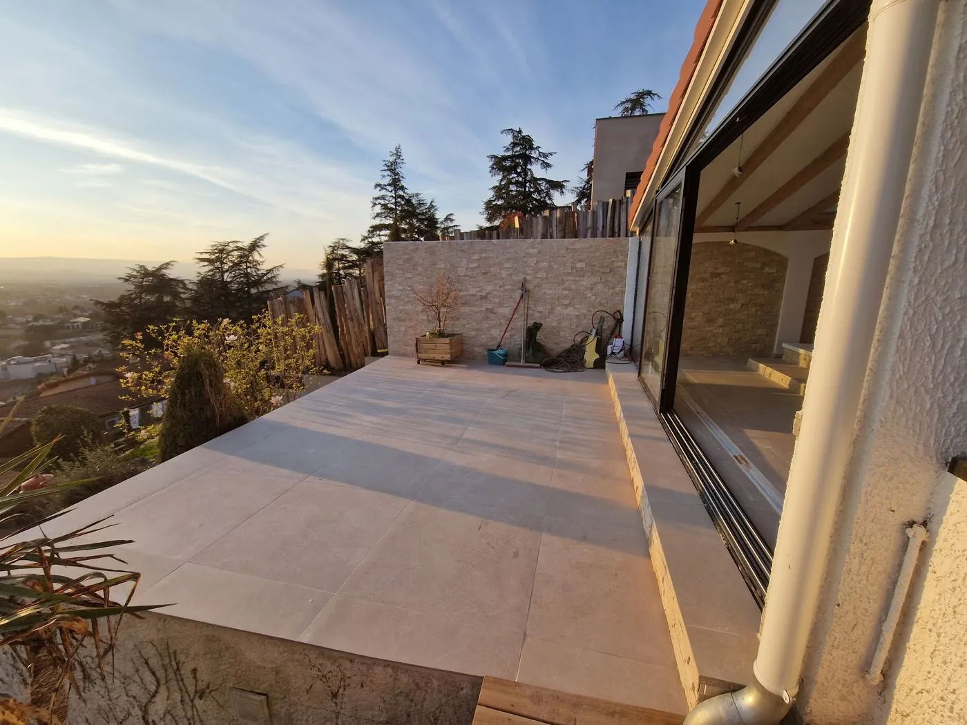 Terrasse en grès cérame avec vue dégagée.